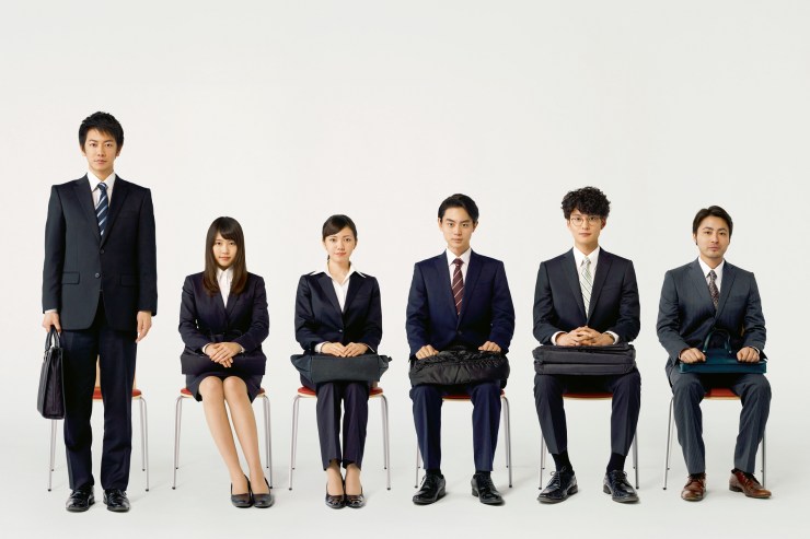 001【何者】宣傳照_本片改編直木賞獲獎作品，由（左起）佐藤健、有村架純、二階堂富美、菅田將暉、岡田將生、山田孝之領銜主演